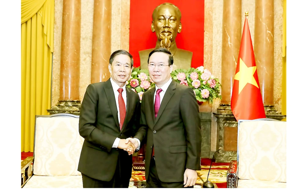 Chủ tịch nước Võ Văn Thưởng tiếp Chủ tịch Ủy ban Trung ương Mặt trận Lào xây dựng đất nước Sinlavong Khoutphaythoune. Ảnh: VIẾT CHUNG