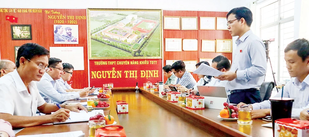 Ban VH-XH HĐND TPHCM làm việc với Trường THPT Chuyên năng khiếu TDTT Nguyễn Thị Định. Ảnh: NGUYỄN ANH