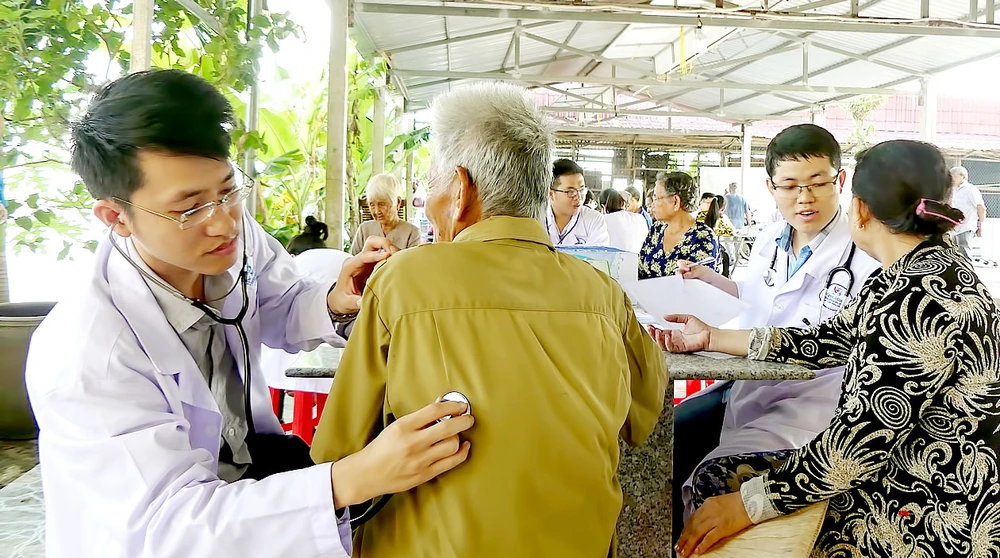 Bác sĩ trẻ khám chữa bệnh miễn phí cho bà con có hoàn cảnh khó khăn tại huyện Hòn Đất, tỉnh Kiên Giang. Ảnh: VIỆT NGA