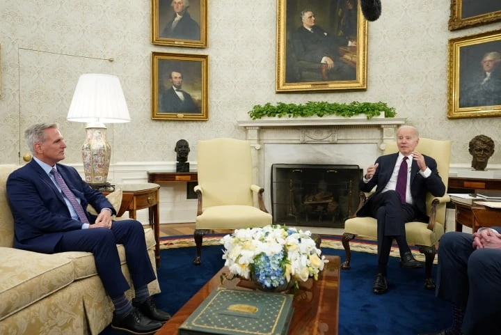 Tổng thống Mỹ Joe Biden (bên phải) trong cuộc gặp với Chủ tịch Hạ viện Kevin McCarthy về giới hạn nợ tại Phòng Bầu dục ở Nhà Trắng hôm 9-5. Ảnh: REUTERS 