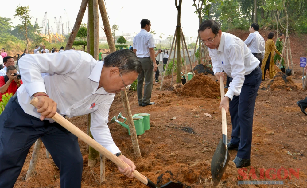 Bí thư Thành ủy TPHCM Nguyễn Văn Nên tham gia trồng cây tại Công viên Lịch sử - Văn hóa Dân tộc. Ảnh: CAO THĂNG