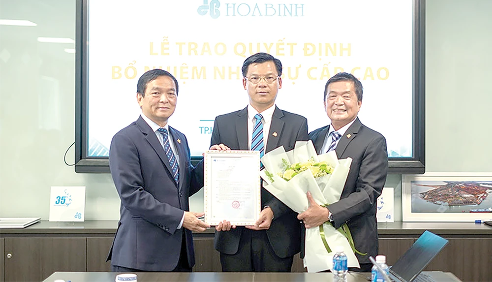 Ông Lê Văn Nam (giữa) nhận quyết định bổ nhiệm Tổng Giám đốc Tập đoàn Xây dựng Hòa Bình
