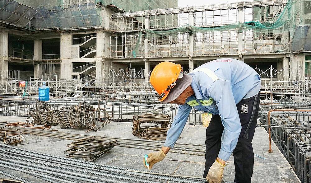Công nhân thi công một dự án nhà ở tại phường Phú Hữu, TP Thủ Đức, TPHCM. Ảnh: HOÀNG HÙNG