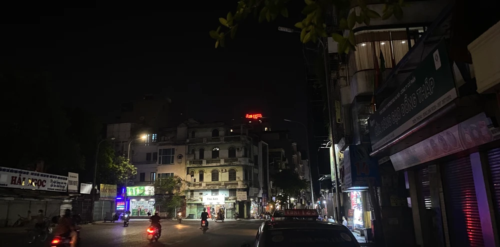 TP Hà Nội tắt các bóng đèn chiếu sáng công cộng (ngay cả khu vực nội thành) vào buổi tối để tiết kiệm điện
