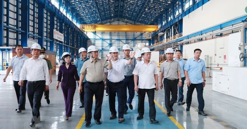 Thủ tướng Phạm Minh Chính kiểm tra tình hình sản xuất và cung ứng điện tại Công ty Nhiệt điện Mông Dương ở thành phố Cẩm Phả. Ảnh: TTXVN 
