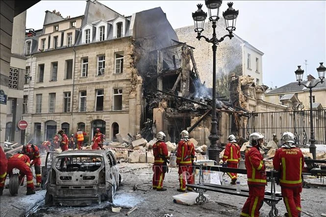 Lính cứu hỏa khắc phục sự cố tại hiện trường vụ nổ được cho là do khí gas ở Paris, Pháp, ngày 21-6-2023. Nguồn: TTXVN Ảnh: TTXVN