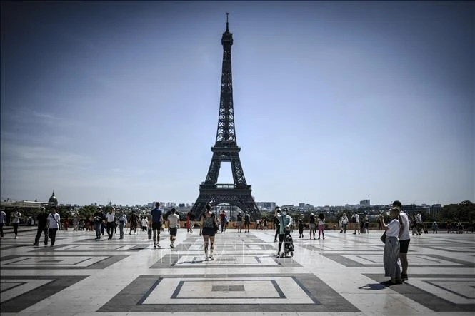 Du khách tham quan tháp Eiffel ở thủ đô Paris. Nguồn: TTXVN