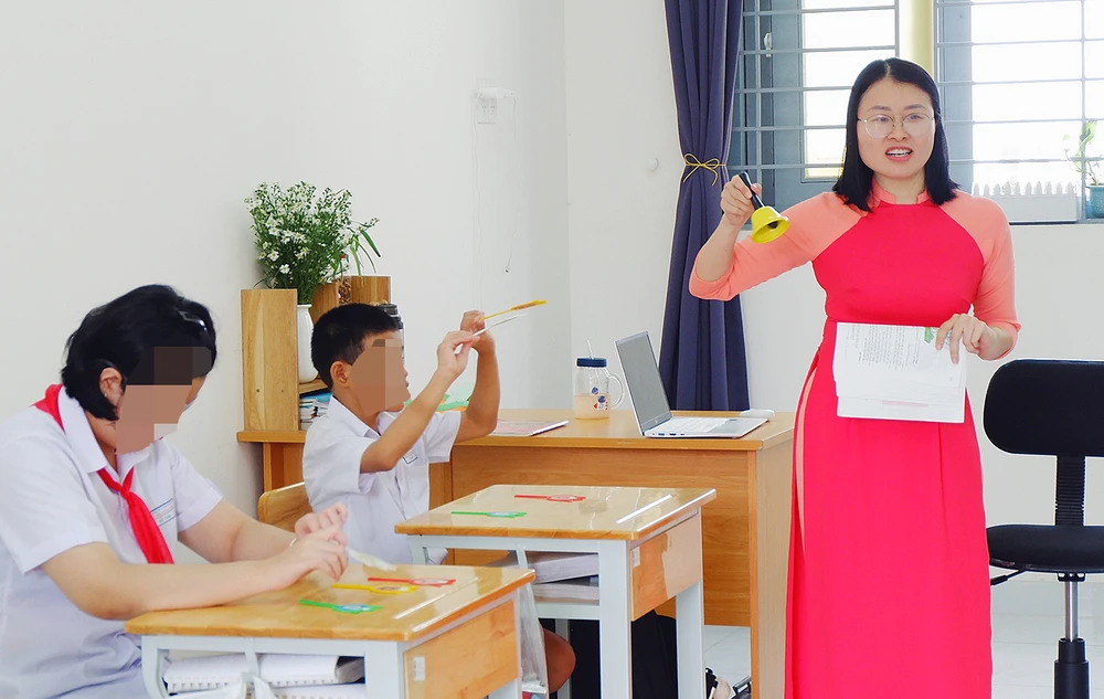 Cô Đinh Lan Phương, giáo viên Trường Phổ thông đặc biệt Nguyễn Đình Chiểu (quận 10, TPHCM) trong một giờ lên lớp