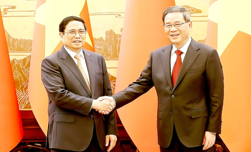 Thủ tướng Lý Cường chủ trì lễ đón Thủ tướng Phạm Minh Chính thăm chính thức Trung Quốc. Ảnh: TTXVN