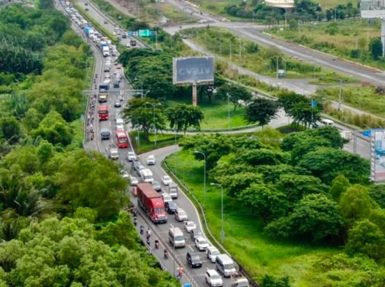 Đường dẫn cao tốc TPHCM - Long Thành - Dầu Giây vào đường Mai Chí Thọ luôn đông xe. Ảnh: HOÀNG HÙNG