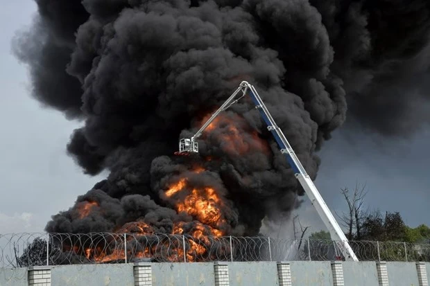 Lực lượng cứu hỏa nỗ lực dập tắt đám cháy sau vụ nổ nhà máy. Nguồn: Kommersant