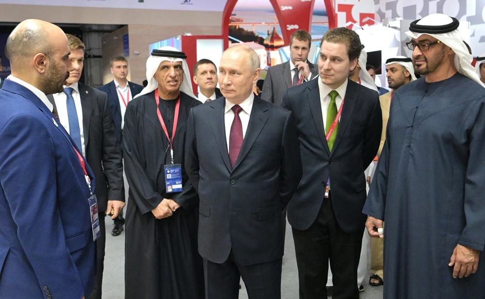 Tổng thống Nga Vladimir Putin (giữa) và Tổng thống Các Tiểu vương quốc Arab Thống nhất (bìa phải) Sheikh Mohamed bin Zayed Al Nahyan bên lề Diễn đàn Kinh tế Quốc tế Saint Petersburg ngày 16-6. Ảnh : GETTY IMAGES