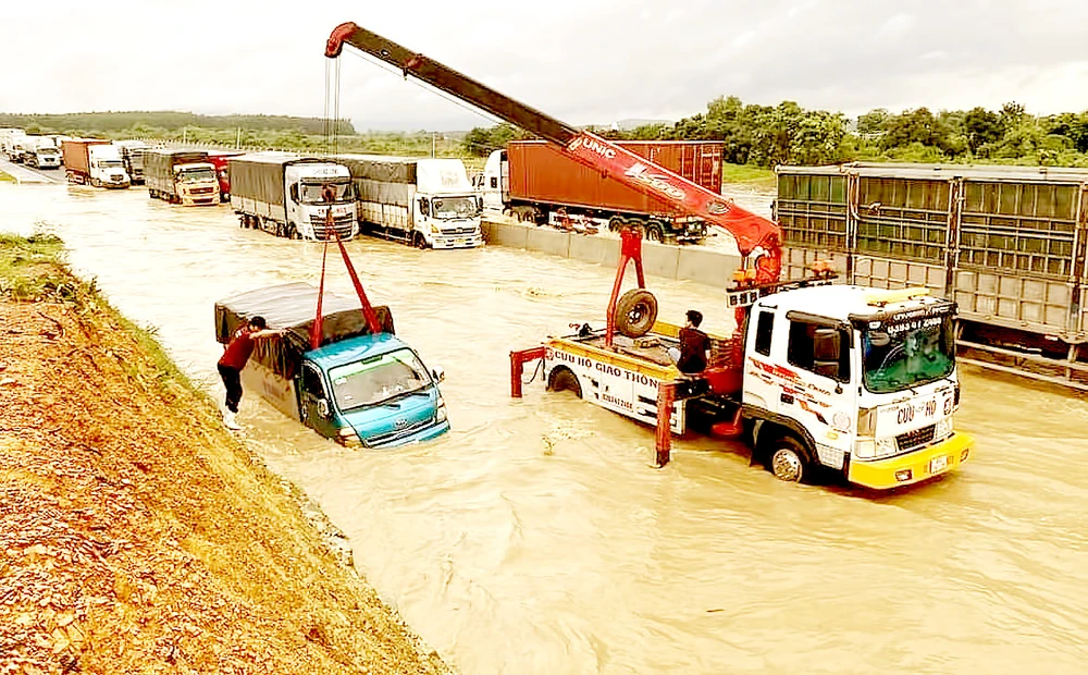 Bộ GTVT yêu cầu kiểm điểm trách nhiệm vụ ngập nước cao tốc Phan Thiết - Dầu Giây