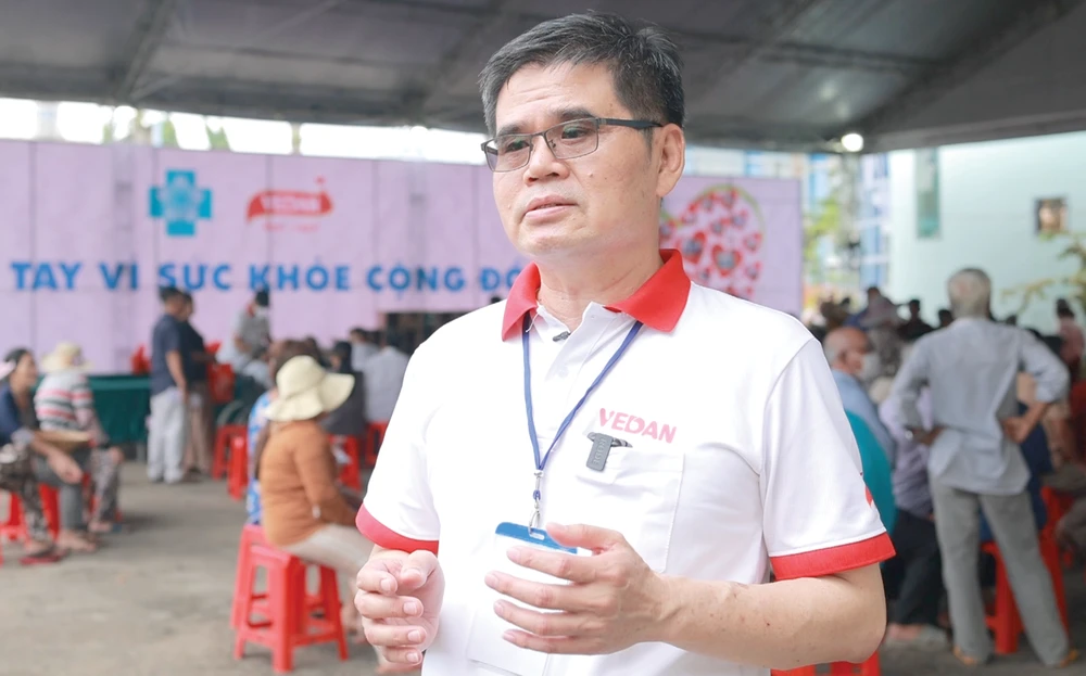 Ông Ko Chung Chih - Phó Tổng Giám đốc Công ty Vedan Việt Nam tại buổi khám bệnh 