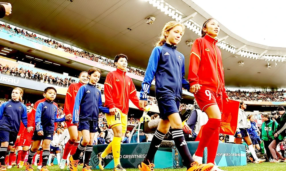 Các tuyển thủ bóng đá nữ Việt Nam lần đầu tham dự vòng chung kết World Cup