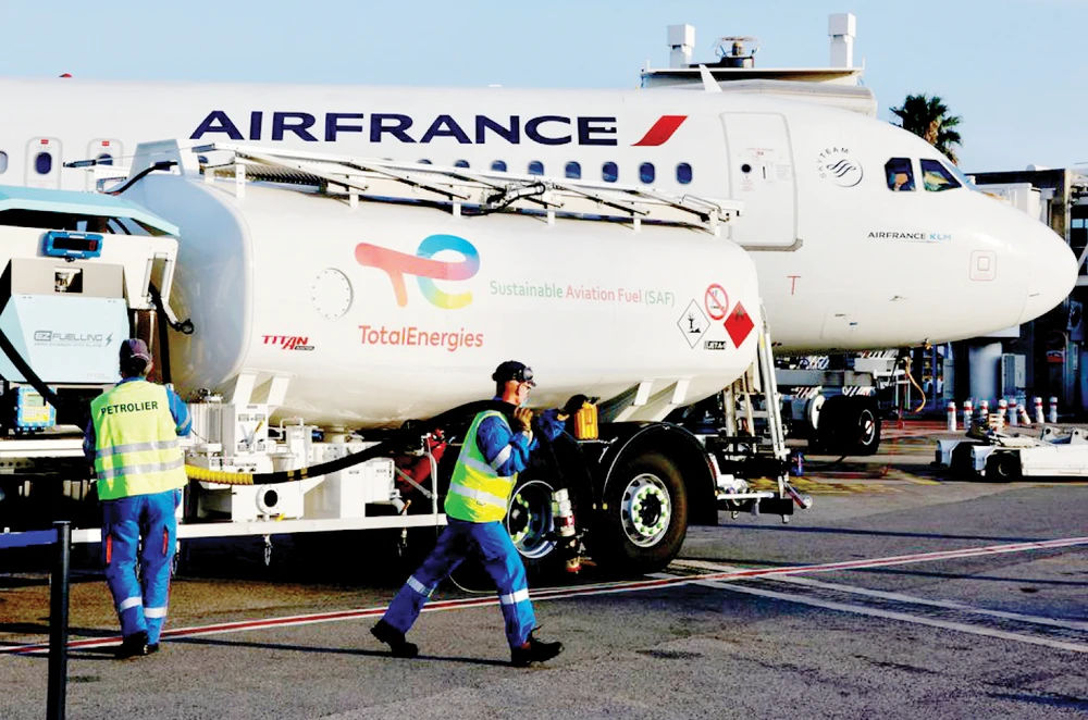 Tiếp nhiên liệu cho một chuyến bay ở Pháp Ảnh: RAUTERS