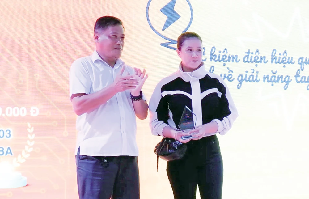 Ông Lê Anh Tuấn - Giám đốc Sở Công thương Tây Ninh trao giải nhất cho đại diện hộ gia đình ông Nguyễn Văn Hồng