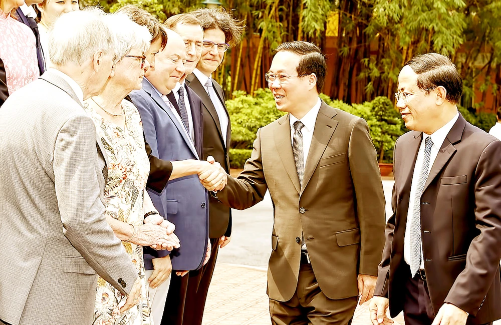 Chủ tịch nước Võ Văn Thưởng với các nhà khoa học quốc tế và Việt Nam. Ảnh: TTXVN