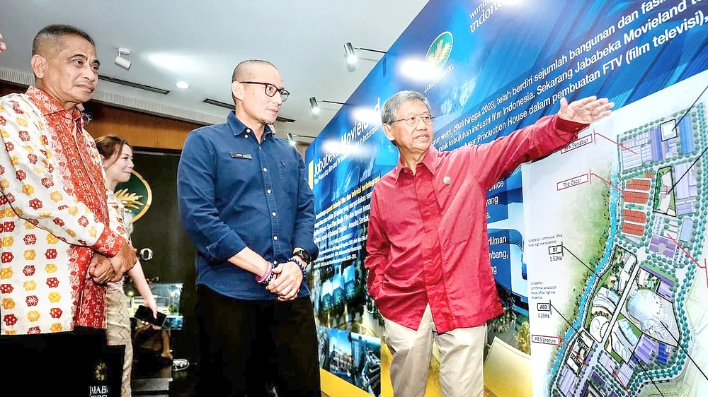 Nhà sáng lập Tập đoàn Jababeka, ông Setyono Djuandi Darmono (phải), giới thiệu với Bộ trưởng Du lịch và Kinh tế sáng tạo Indonesia Sandiaga Uno (giữa) về dự án Jababeka Movieland tại lễ khai trương