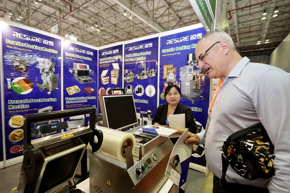 Doanh nghiệp tìm hiểu về thiết bị chế biến tự động tại Triển lãm Vietfood & Beverage - Propack Vietnam 2023. Ảnh: HOÀNG HÙNG