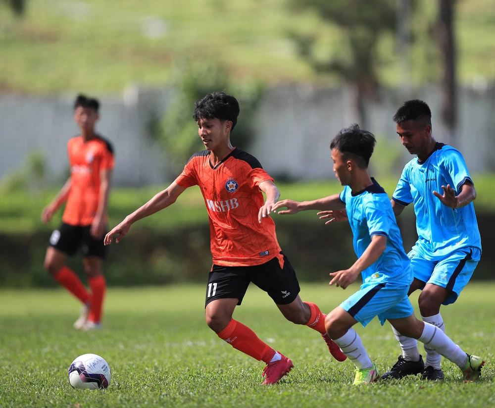 Các cầu thủ trẻ của SHB Đà Nẵng tham dự một giải trẻ