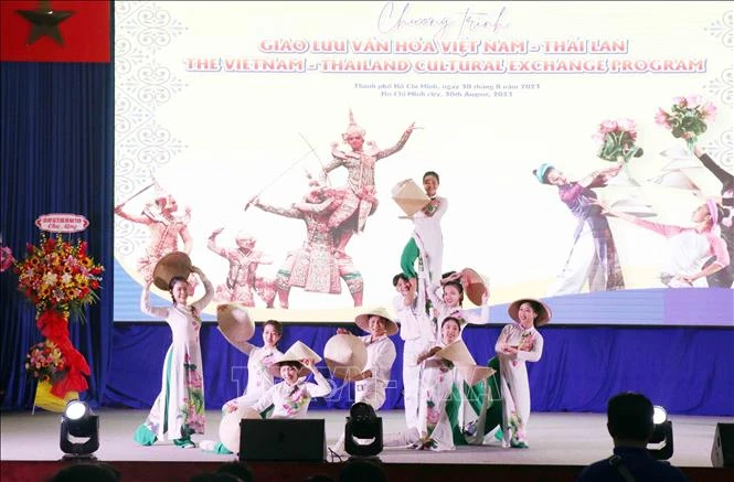 Tiết mục ca múa nhạc dân tộc do các nghệ sỹ Việt Nam trình diễn. Nguồn: BAOTINTUC