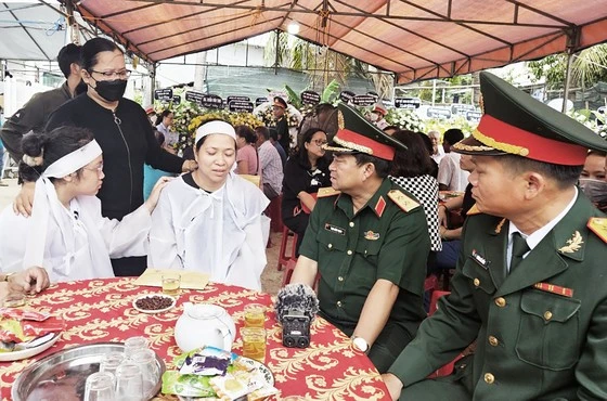 Đại diện Bộ CHQS tỉnh Phú Yên đã đến thăm hỏi, động viên gia đình Trung tá Trương Hồng Kỳ. Ảnh: H.NGUYÊN 