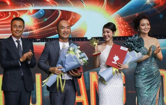 Diễn viên Thu Trang (thứ 2 bên phải qua) đoạt giải diễn viên nữ chính xuất sắc nhất phim truyện điện ảnh. Ảnh: LÊ KIÊN 