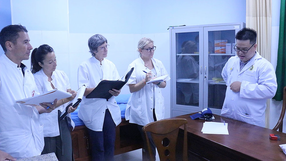 Các bác sĩ đang hướng dẫn cho các học viên người Pháp về y học cổ truyền Việt Nam