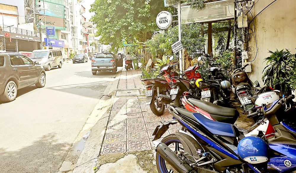 Đoạn vỉa hè đường Út Tịch, quận Tân Bình được các hộ kinh doanh sử dụng làm nơi để xe cho khách