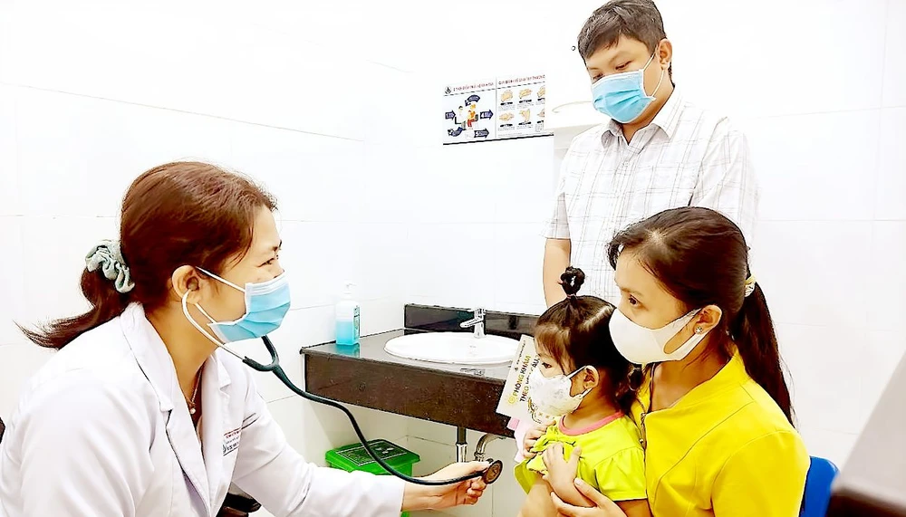 Bác sĩ CKII Phạm Thị Kiều Diễm, BV Nhi đồng 1 thăm khám hô hấp cho bệnh nhi