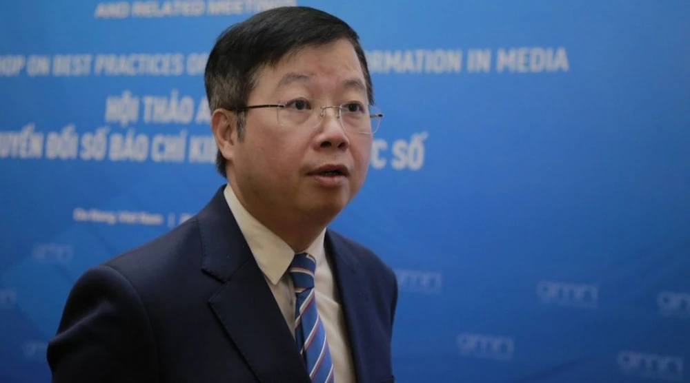 Ông Nguyễn Thanh Lâm, Thứ trưởng Bộ TT-TT trả lời báo chí. Ảnh: XUÂN QUỲNH 