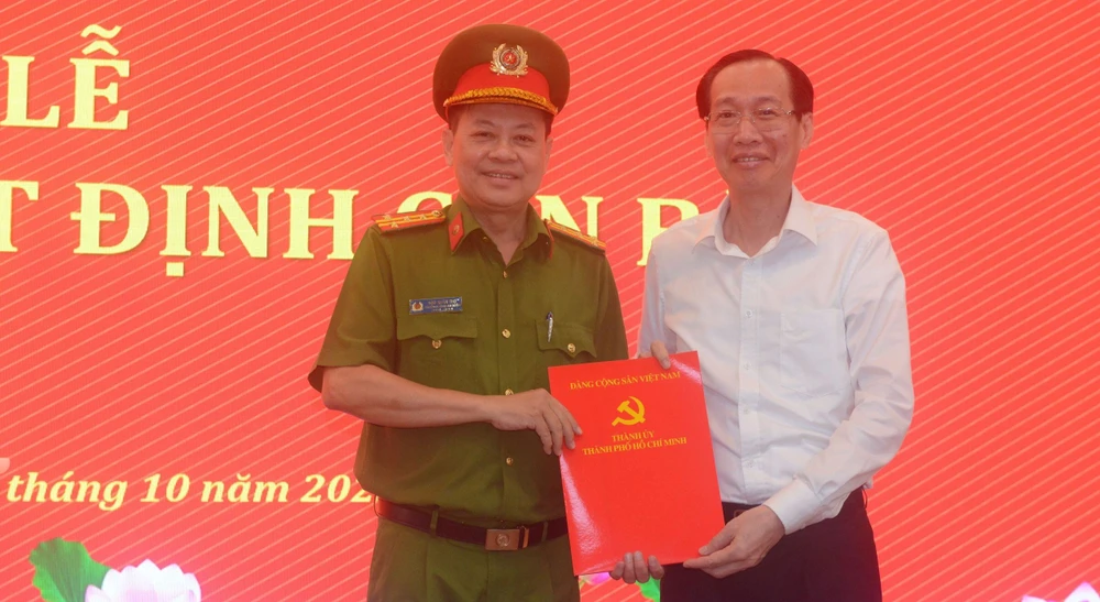 Trưởng Ban Nội chính Thành ủy TPHCM Lê Thanh Liêm trao quyết định cho cán bộ quận 6