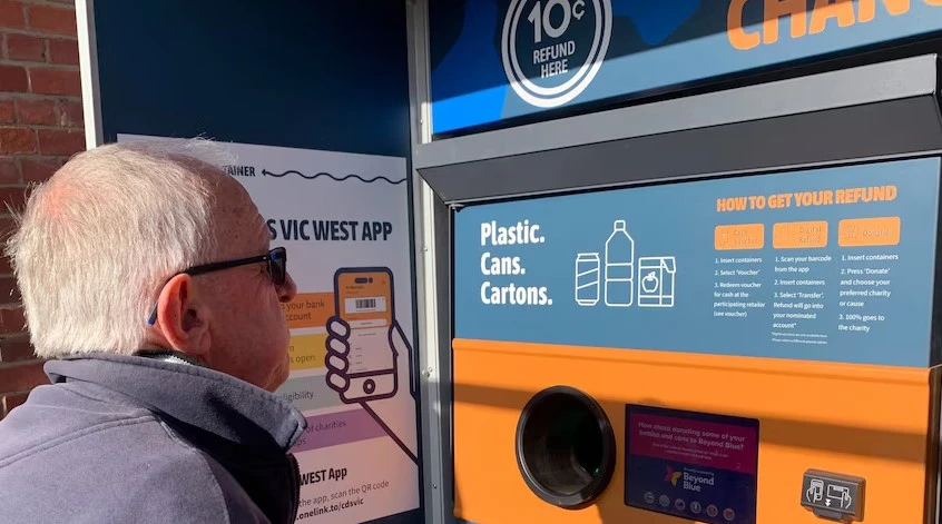 Một người dân bang Victoria đến điểm thu đổi rác tái chế
