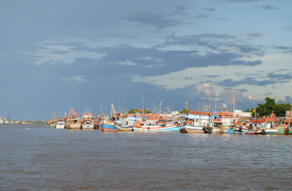 Phương hướng phát triển ngành quan trọng là xây dựng và phát triển tỉnh Cà Mau trở thành một trong những trung tâm kinh tế biển của cả nước