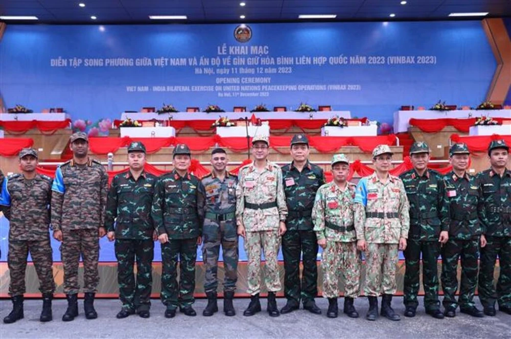 Lãnh đạo, chỉ huy lực lượng tham gia diễn tập của Việt Nam và Ấn Độ tại lễ khai mạc. Ảnh: TTXVN