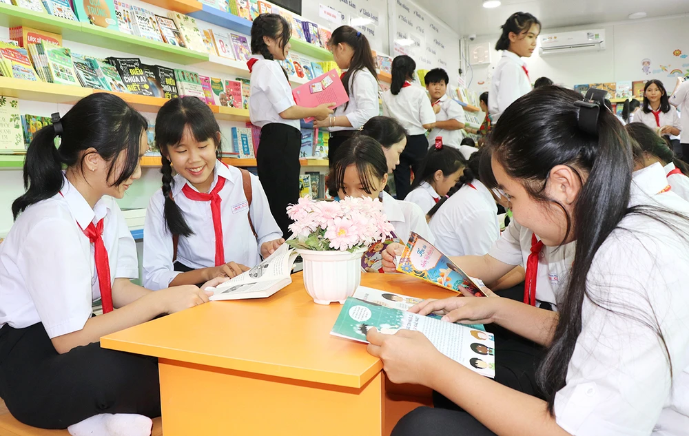 Học sinh Trường THCS An Cơ (tỉnh Tây Ninh) đọc sách trong không gian thoáng mát của thư viện container