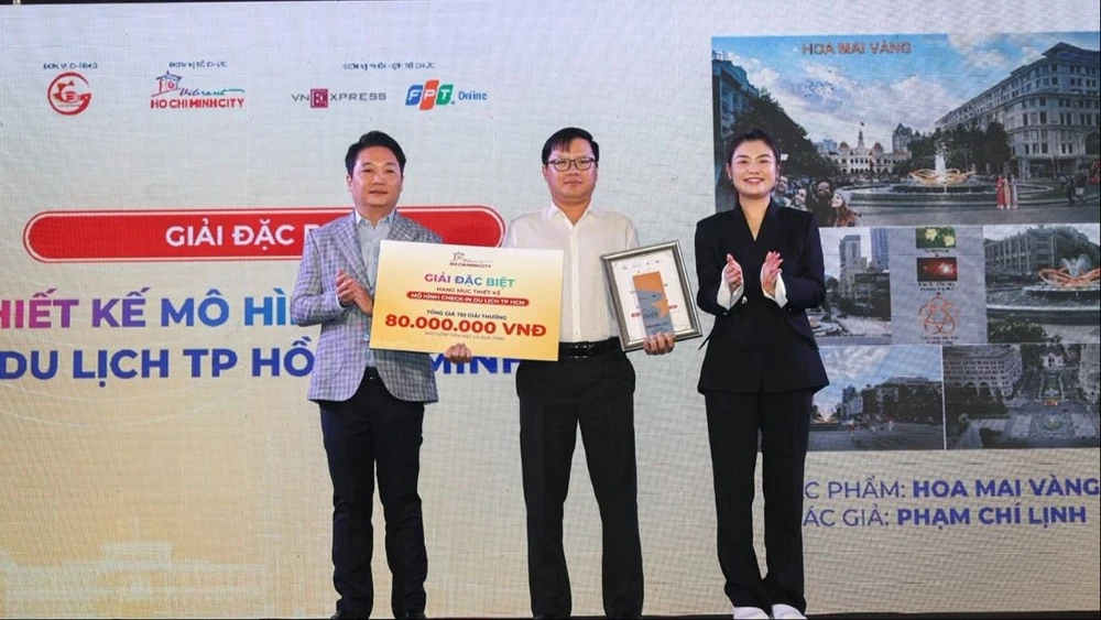 Ông Lê Trương Hiền Hòa trao giải đặc biệt hạng mục thiết kế mô hình check-in du lịch TPHCM cho tác giả đoạt giải