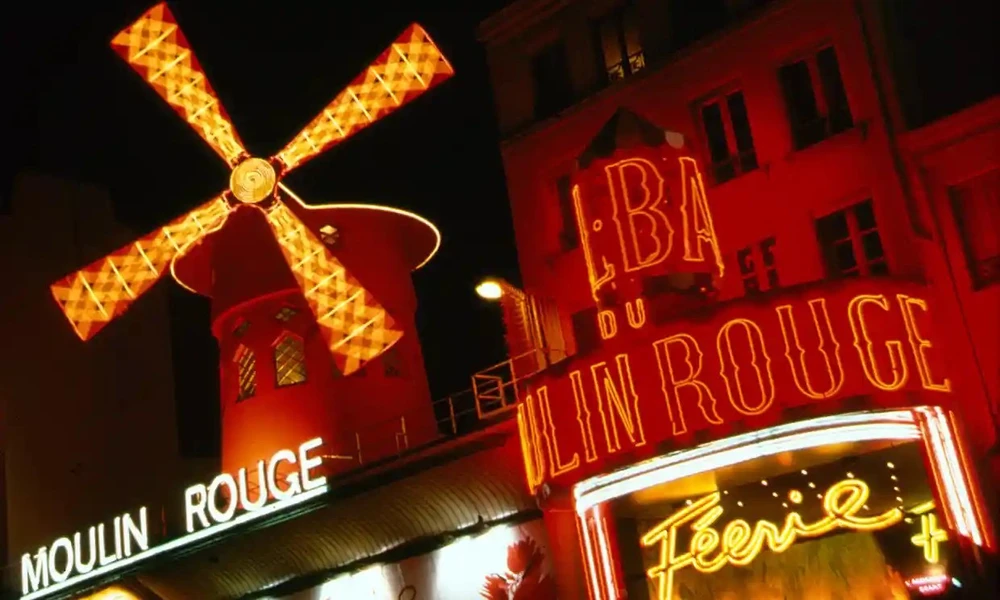 Hộp đêm - sân khấu Moulin Rouge nổi tiếng ở Pháp