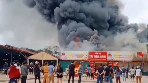 Cháy lớn thiêu rụi siêu thị tại Hà Giang