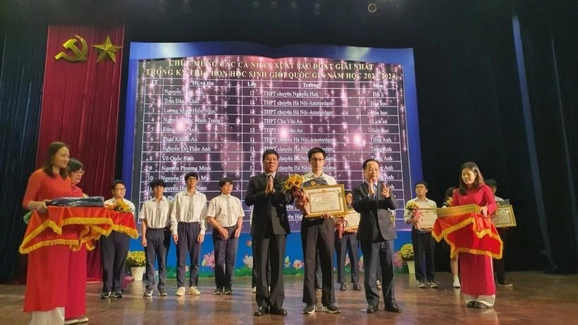 Giám đốc Sở GD-ĐT Hà Nội và Cục trưởng Cục Quản lý chất lượng Huỳnh Văn Chương tặng thưởng cho các học sinh đoạt giải nhất