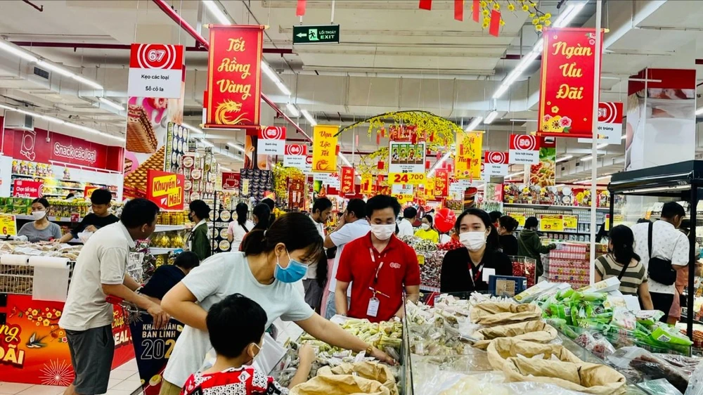 Người dân chọn mua bánh kẹo tết tại một siêu thị trên địa bàn TPHCM