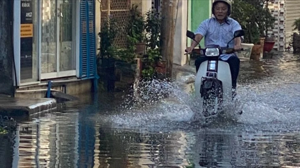 Triều cường sáng mùng 3 Tết làm ngập một con hẻm ven đường Lý Tự Trọng