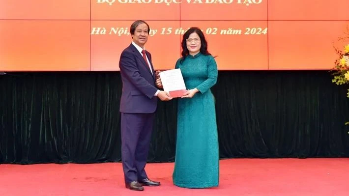 Bộ trưởng Nguyễn Kim Sơn trao quyết định của Thủ tướng Chính phủ cho Thứ trưởng Nguyễn Thị Kim Chi