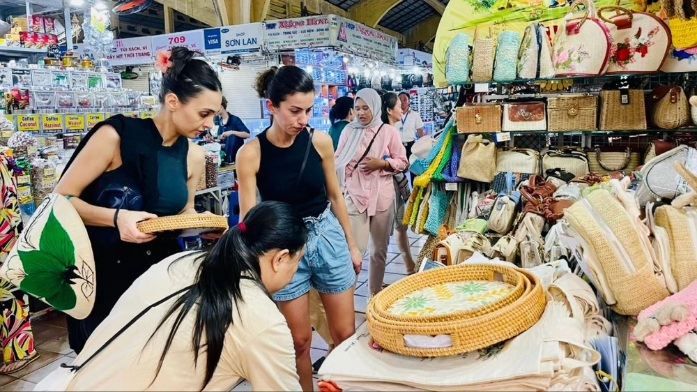 Khách quốc tế chọn mua hàng lưu niệm tại chợ Bến Thành