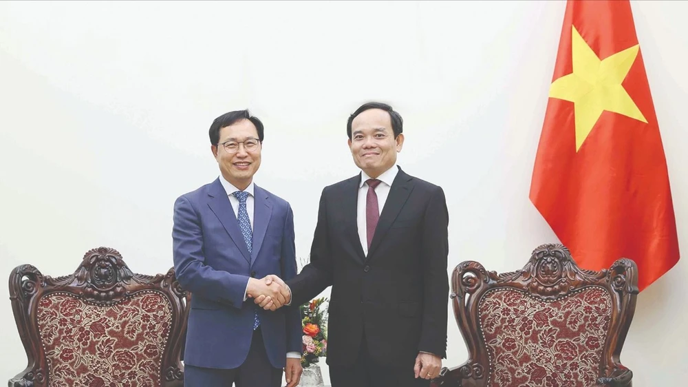 Phó Thủ tướng Trần Lưu Quang tiếp Tổng giám đốc Tổ hợp Samsung Việt Nam Choi Joo Ho. Ảnh: TTXVN