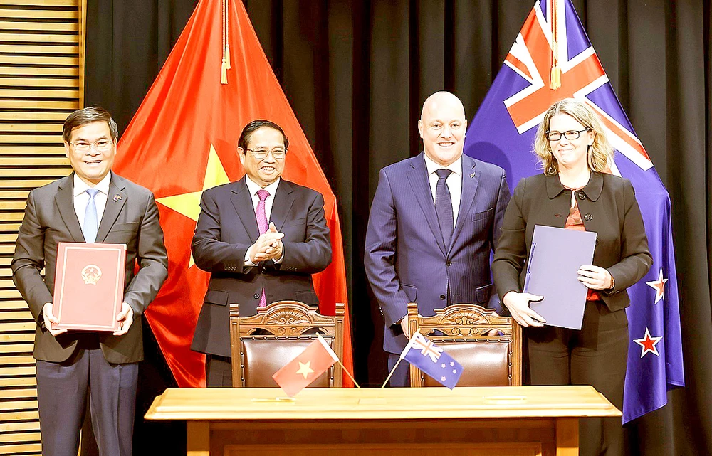 Thủ tướng Phạm Minh Chính và Thủ tướng Christopher Luxon chứng kiến Lễ ký văn kiện hợp tác giữa Bộ Tài chính Việt Nam và Bộ Ngân khố New Zealand. Ảnh: TTXVN