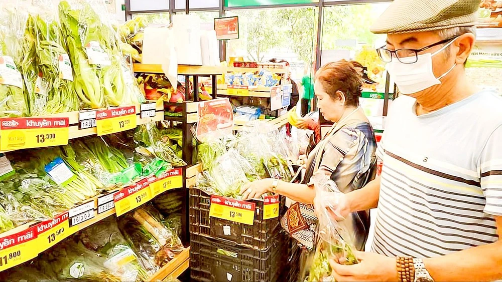 Khách chọn mua trái cây tại siêu thị GO! Trường Chinh, quận Tân Phú, TPHCM