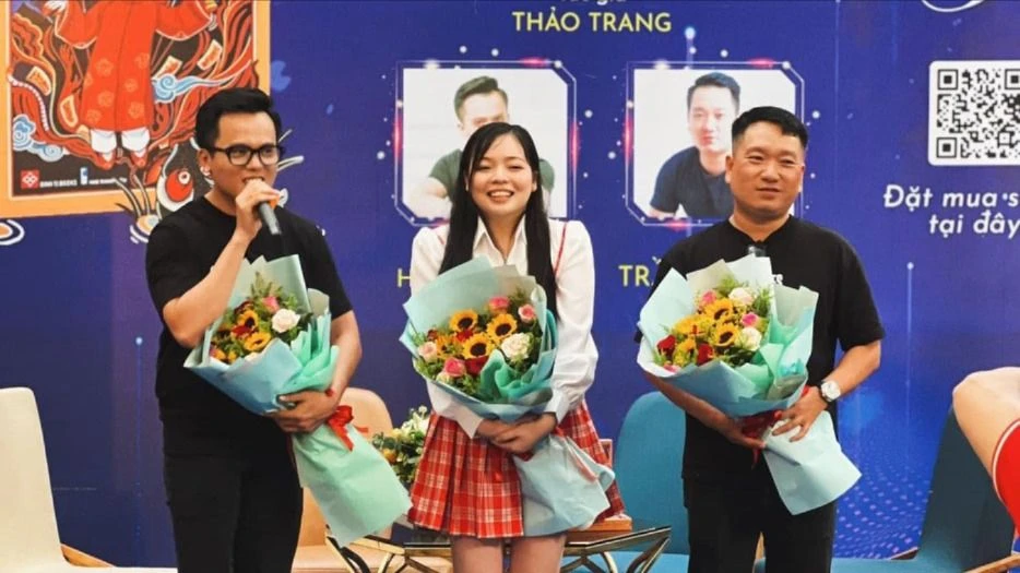 Tác giả Thảo Trang (giữa) giao lưu cùng đoàn phim "Tết ở làng địa ngục". Ảnh: THANH THÚY