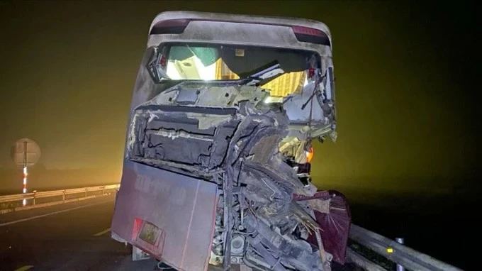 Hiện trường vụ tai nạn giao thông thảm khốc xảy ra trên tuyến cao tốc Cam Lộ - La Sơn làm đôi vợ chồng trẻ quê Kỳ Sơn (tỉnh Nghệ An) tử vong tại chỗ